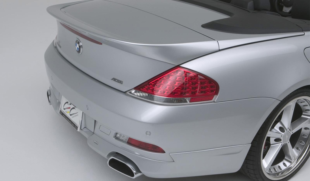 Автомобиль BMW 645 вид сзади