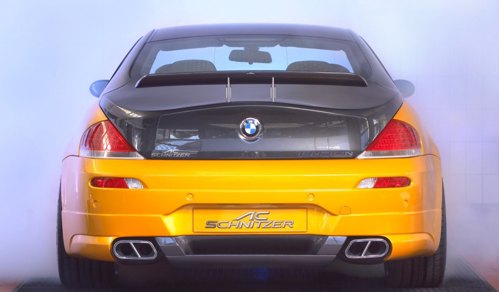 Автомобиль BMW вид сзади