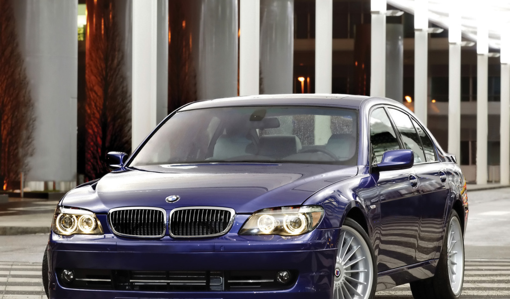 Перед синей BMW Alpine