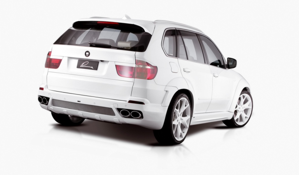 Белый БМВ Lumma