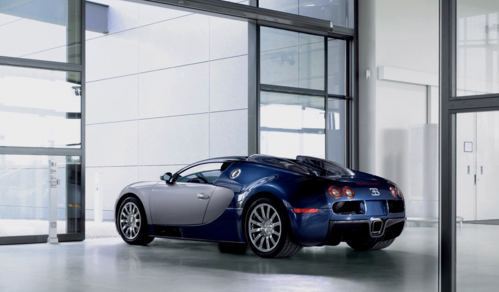 Синий Bugatti Veyron