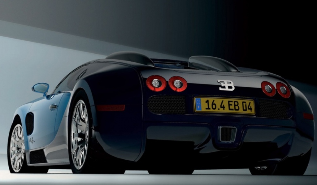 Бугатти вид сзади