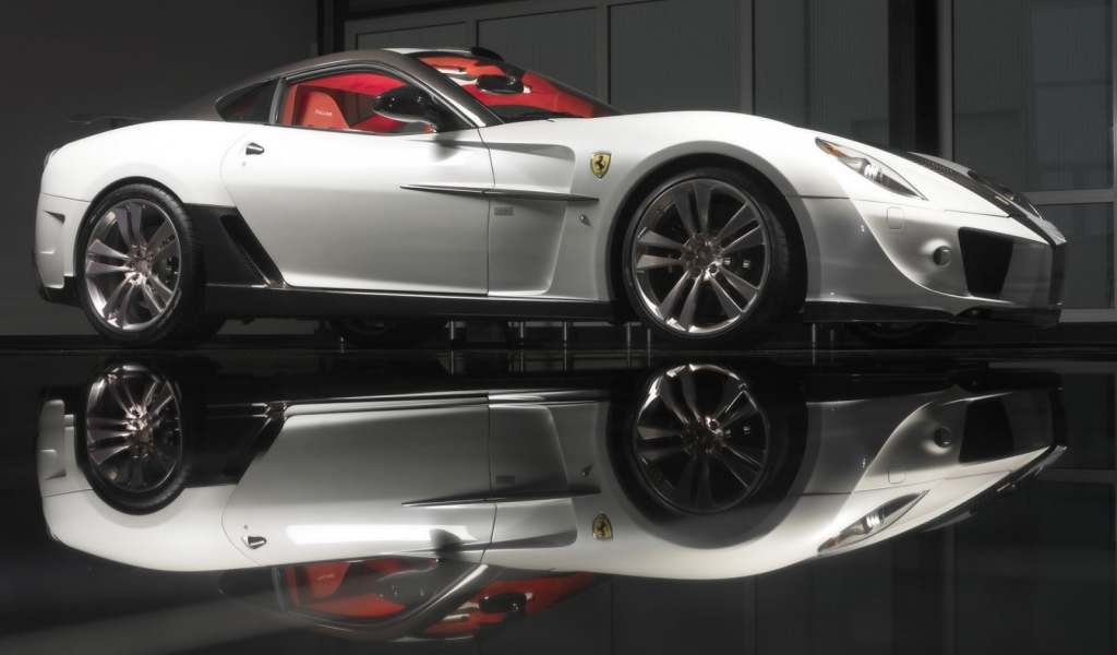 Белый Ferrari 599 GTB вид сбоку