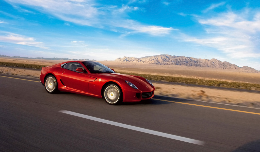 Автомобиль Ferrari GTB 599 на скорости
