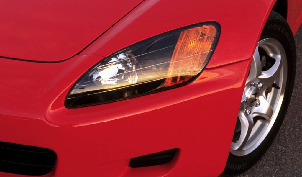 Перед красной Honda S2000