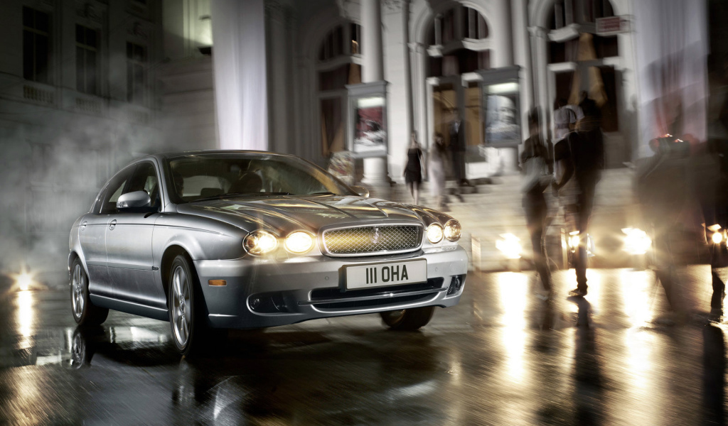 Jaguar под дождем