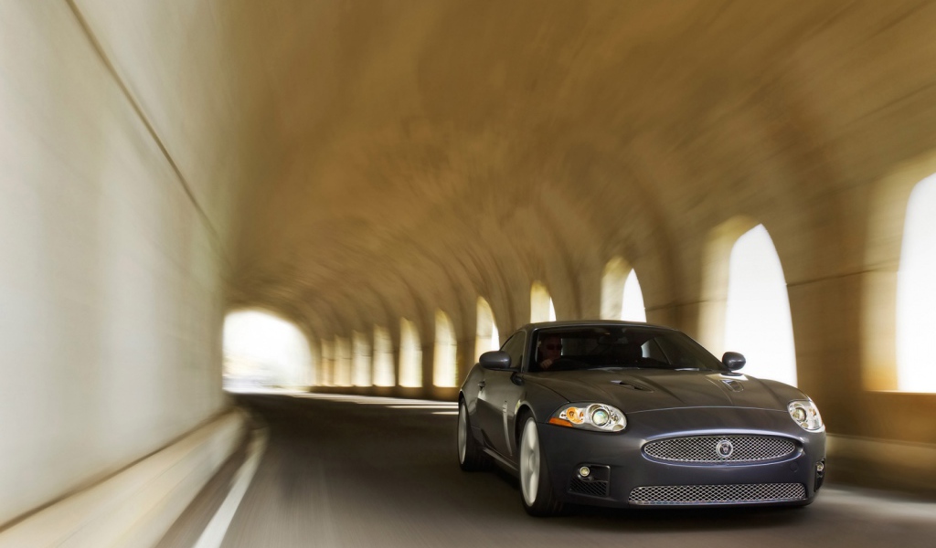 Jaguar XKR автомобиль зверь