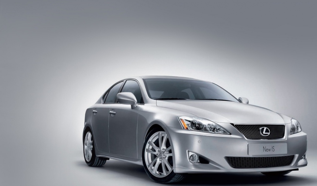 Lexus IS перед