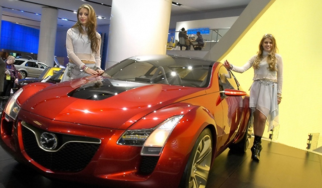 Mazda Kabura и девушки