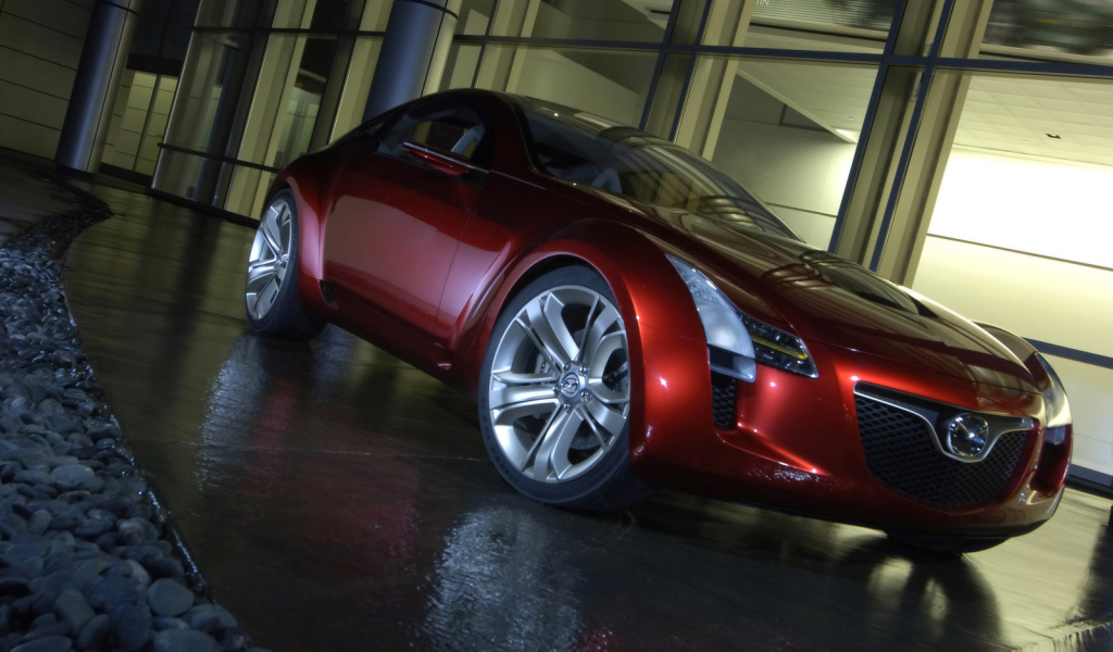 Красная Mazda Kabura