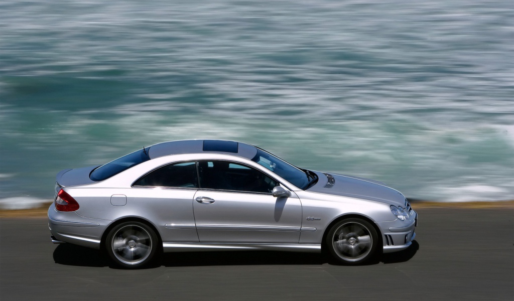 Крутой автомобиль Mercedes CLK