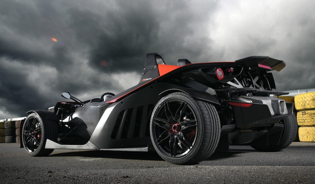 Мощный красивый автомобиль Thunder