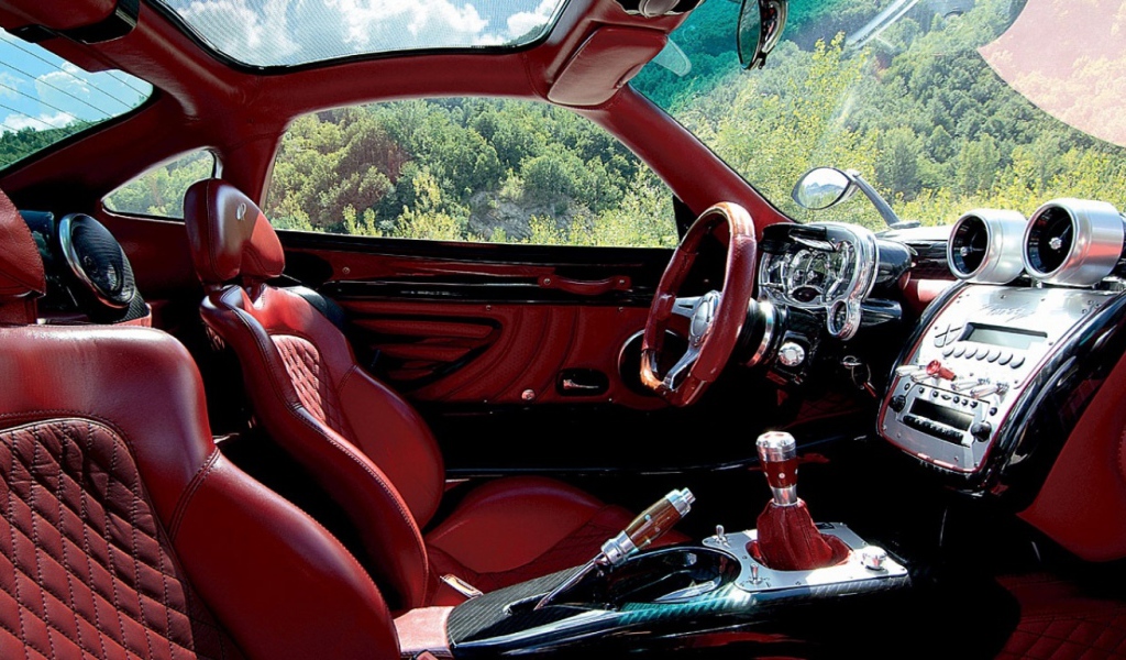 Крутой салон автомобиля Zonda STop Gear