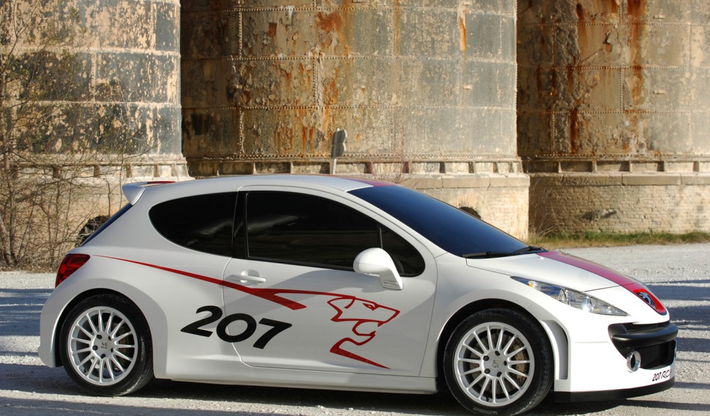 Белый Peugeot 207