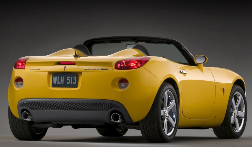 Желтый Pontiac Solstic