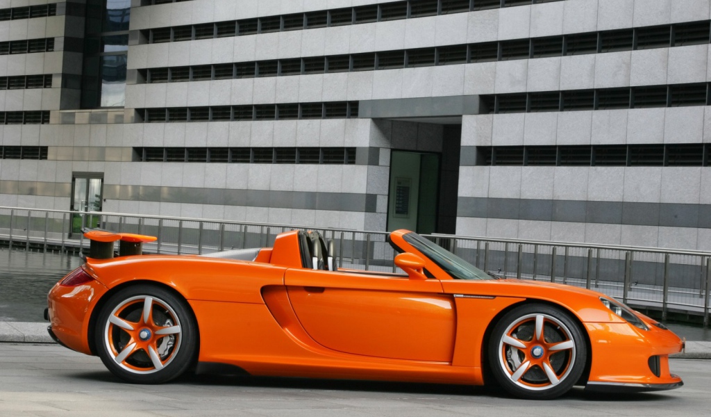 Оранжевый Porsche Carrera