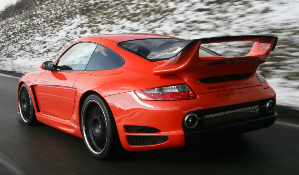 Красный Porsche на зимней дороге