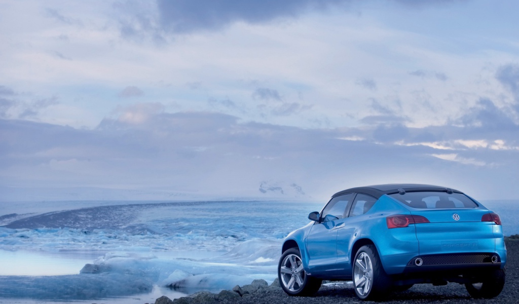 Автомобиль Volkswagen у моря