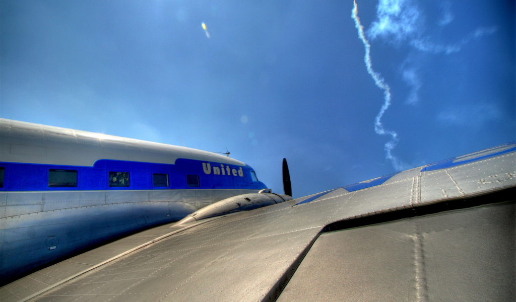 На крыле самолета