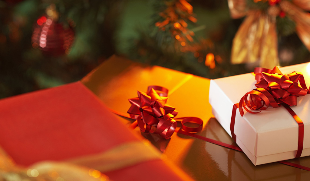 Подарочки под елкой