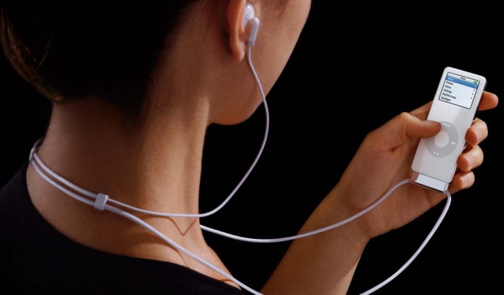Девушка с iPod Nano