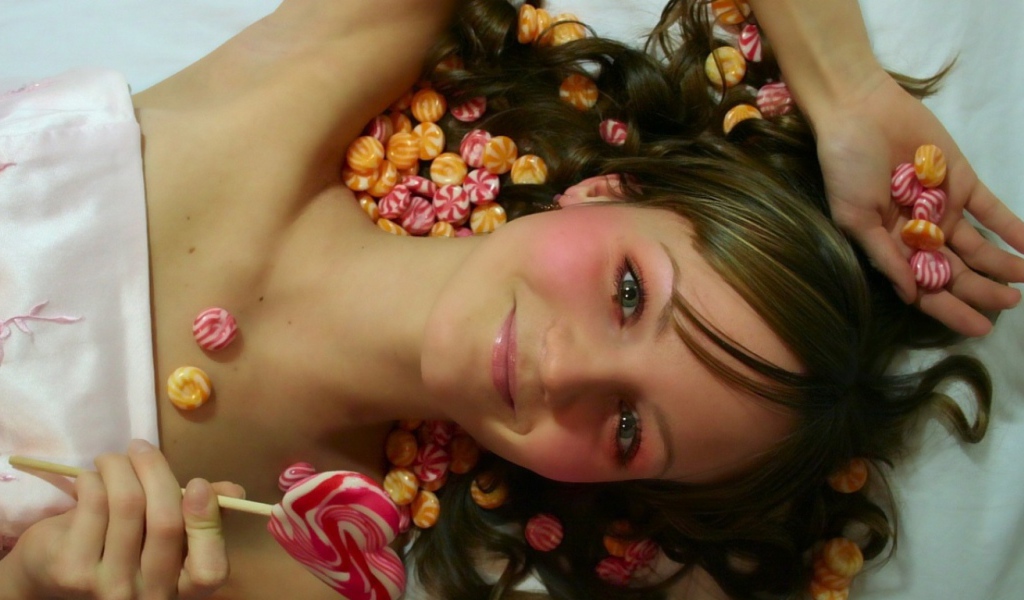 Девушка с конфетами