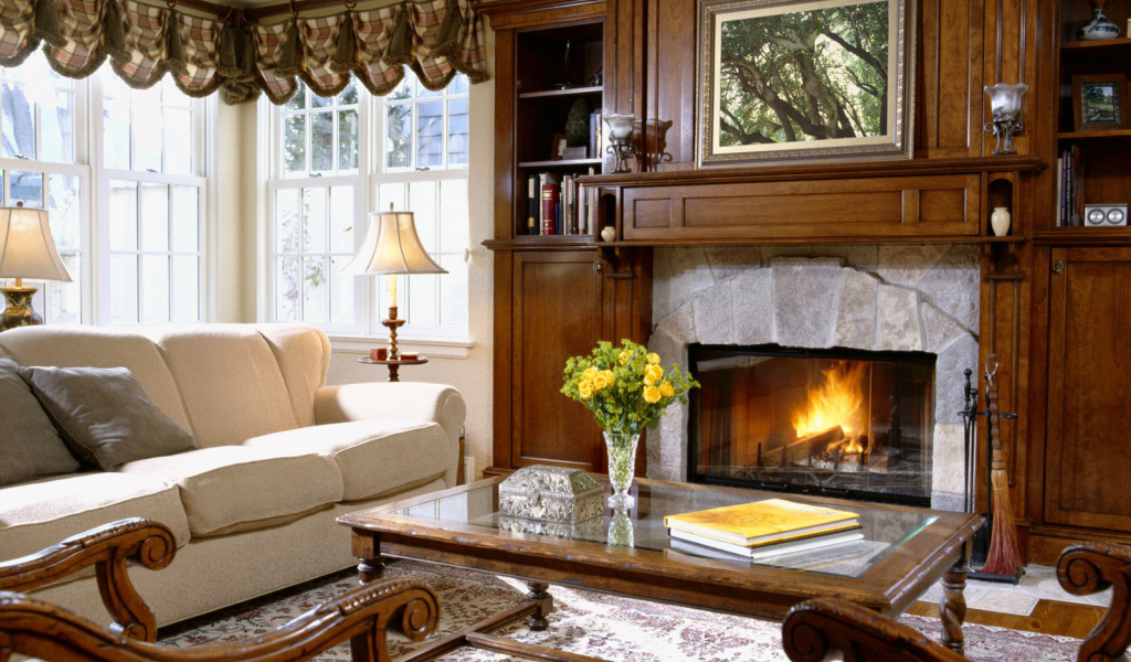 Интерьер зала с камином
