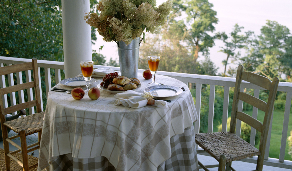 Столик на балконе