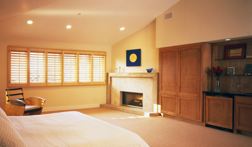 Просторная спальня с камином