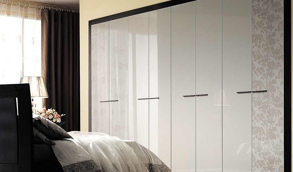 Стильный встроенный шкаф