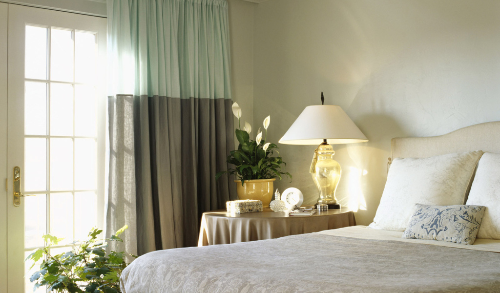 Двухцветные шторы в спальне
