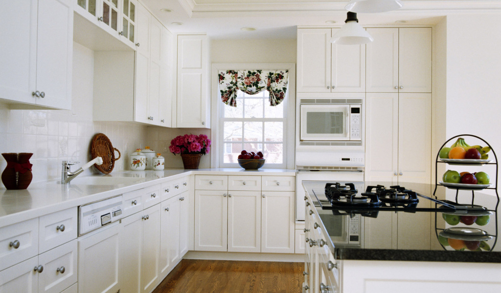 Кухня в белых тонах