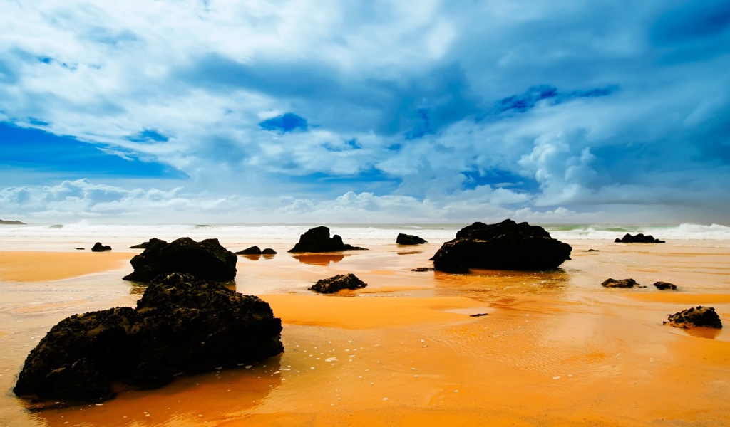 Камни на берегу