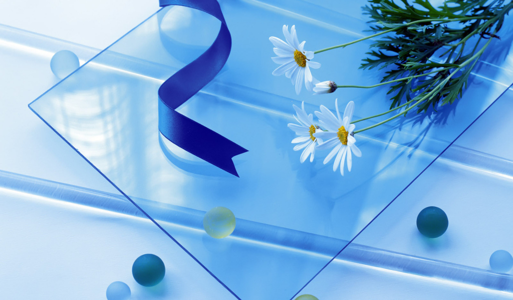 Цветы в синих линиях, Цветах