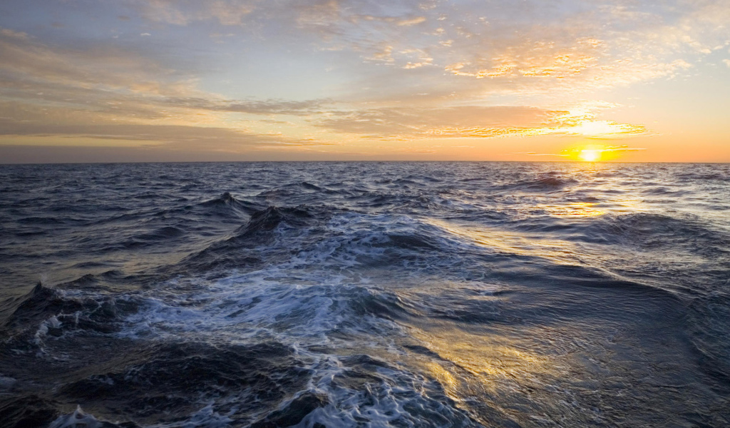 Глубокое синее море на закате
