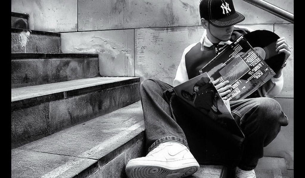 Парень с пластинкой