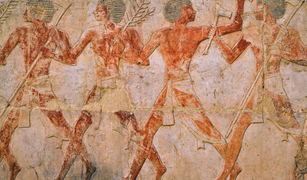 Древние фигуры в храме Карнак