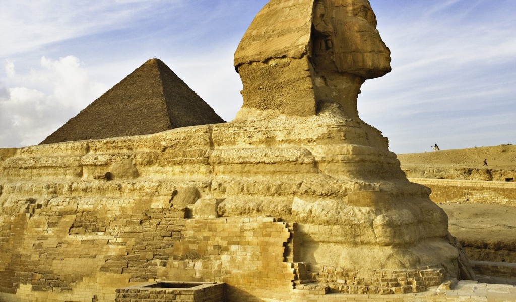 Сфинкс и пирамида