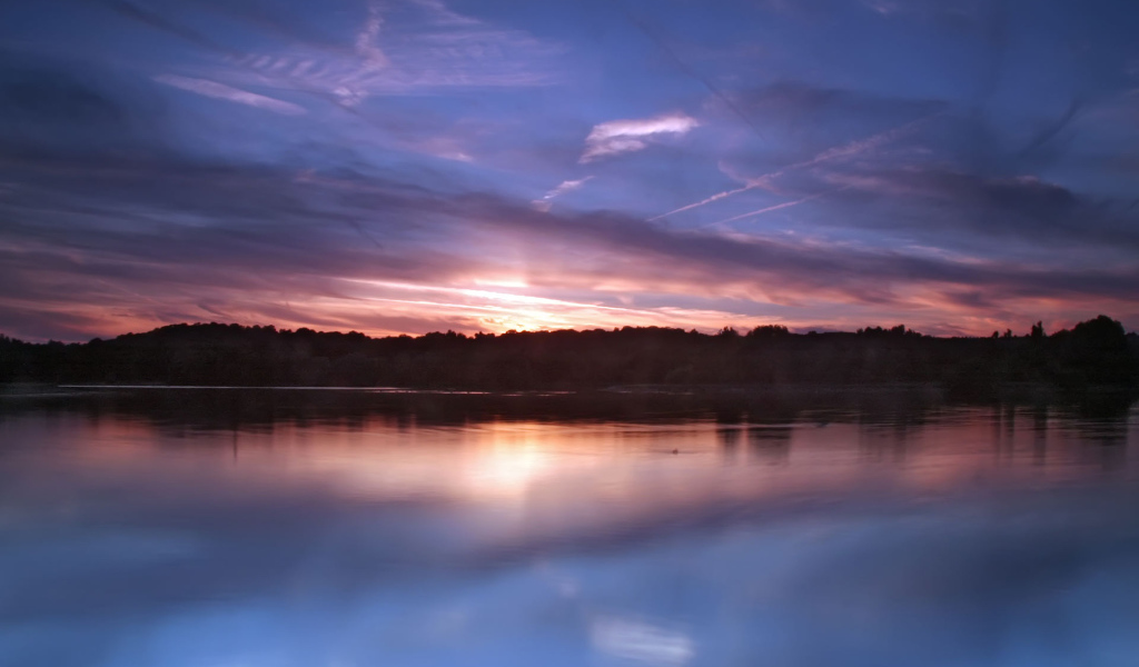 Озеро Still lake в сумраке