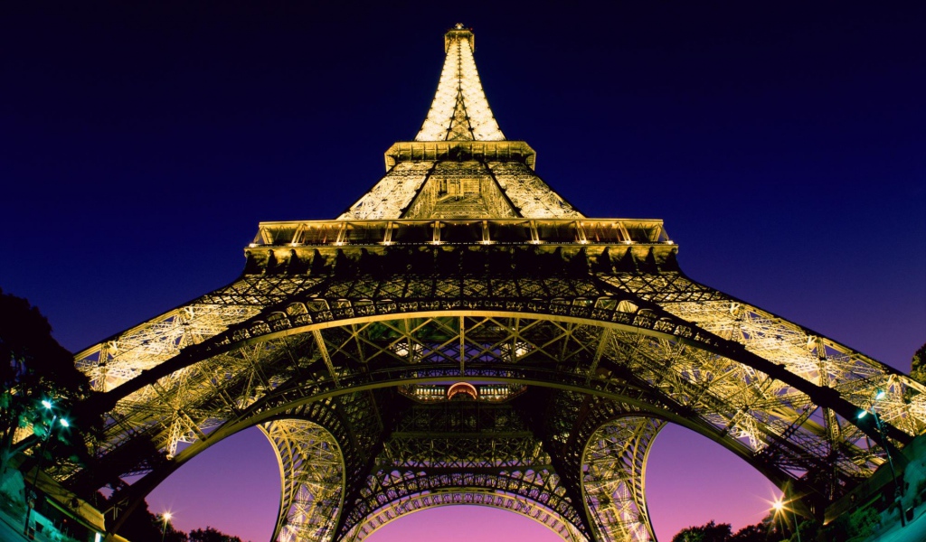 Вид снизу на башню