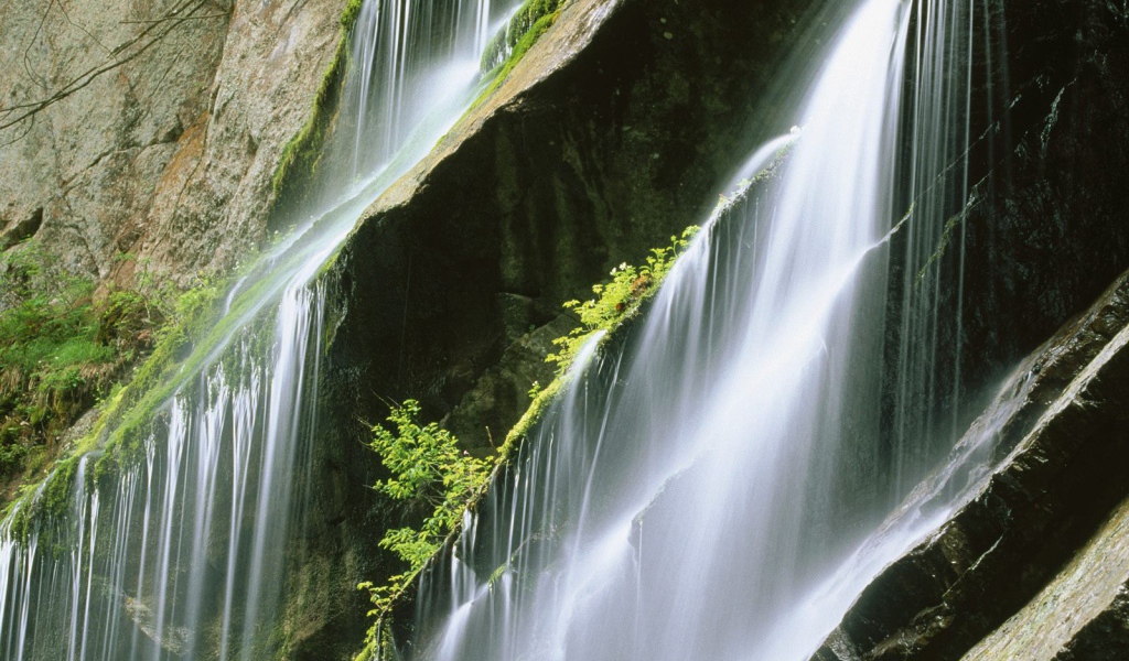 Льющаяся каскадом вода