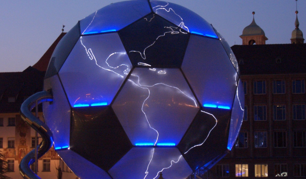 Глобус - футбольный мяч