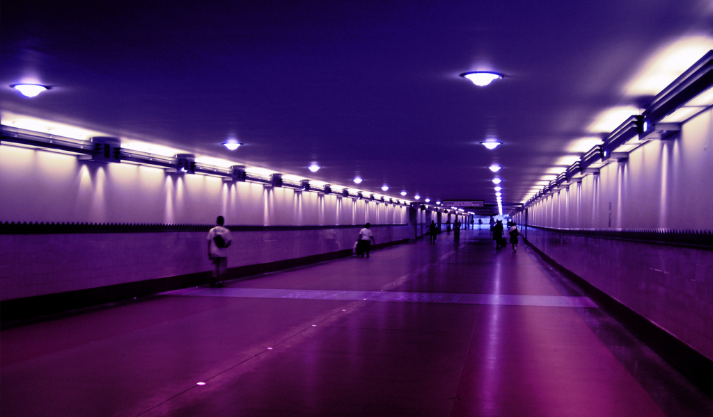 Перед следующей остановкой в метро