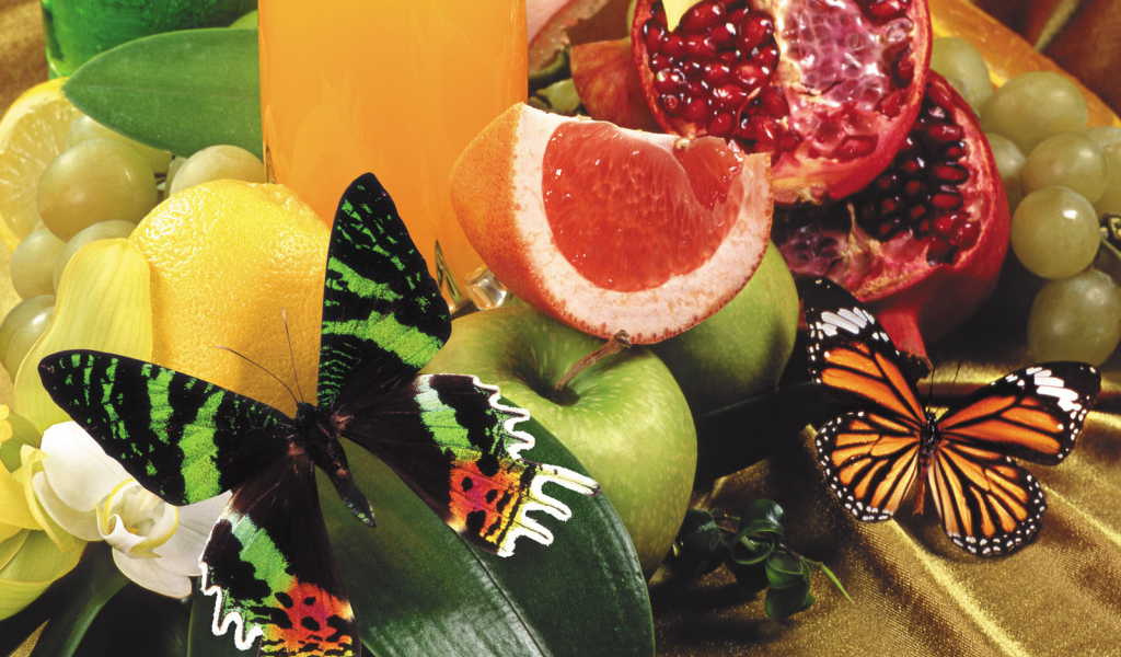 Маленькая бабочка на фруктах