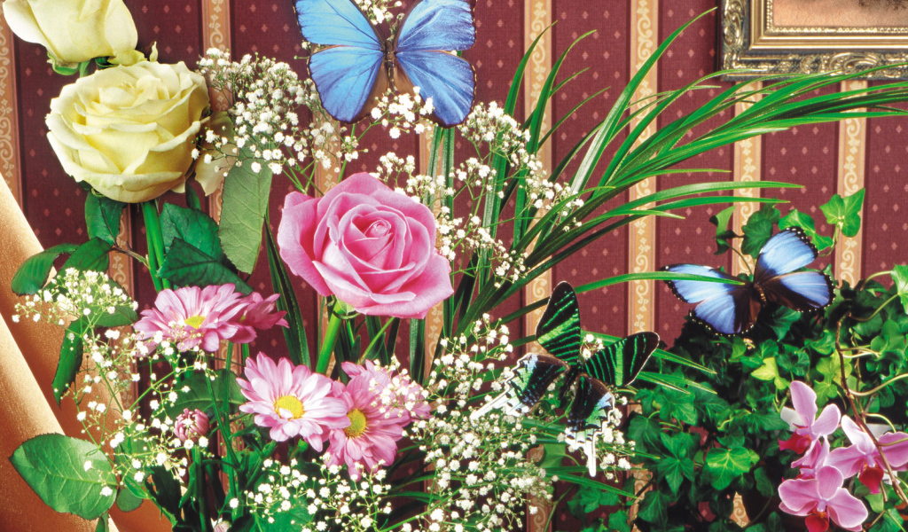 Бабочка на букете цветов