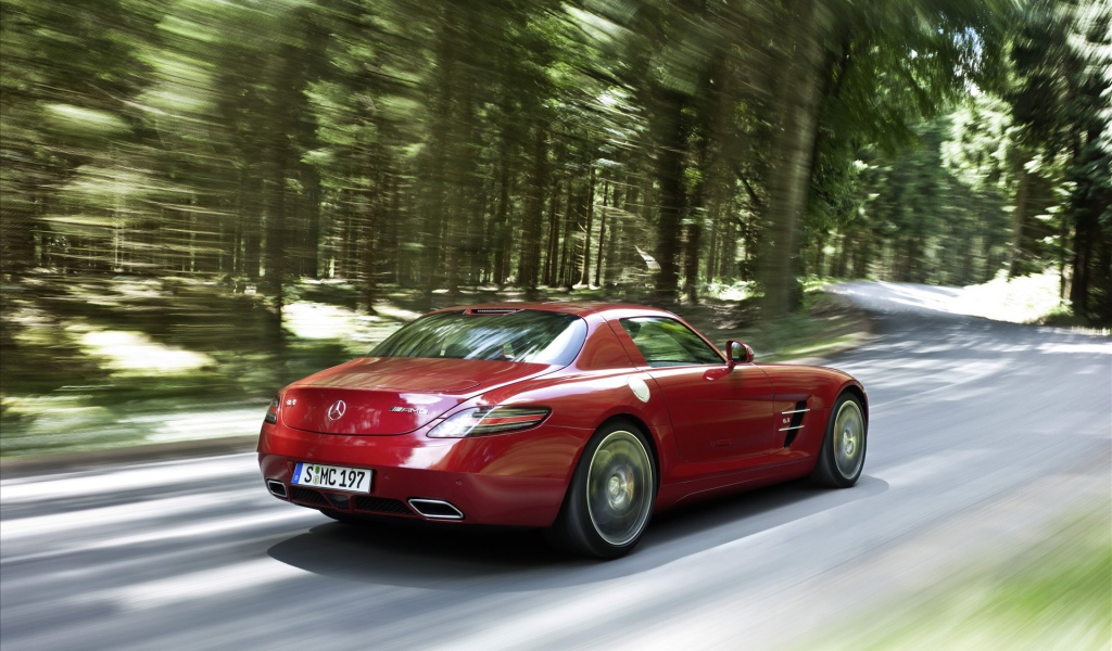 Красный авто Мерседес