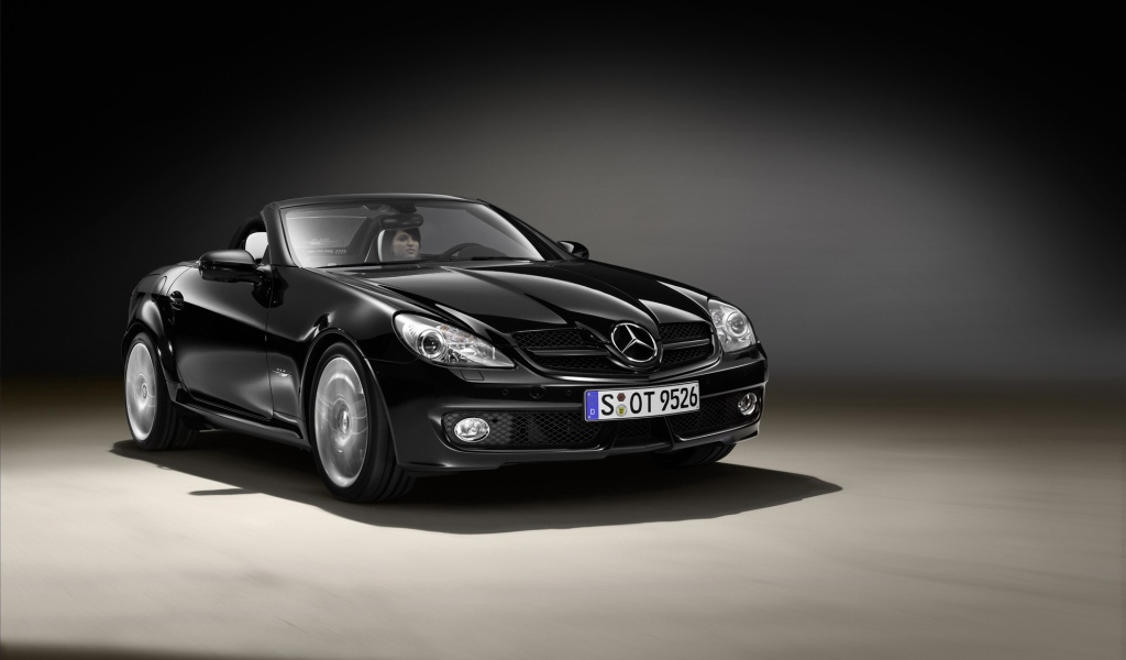 Девушка за рулем Мерседеса