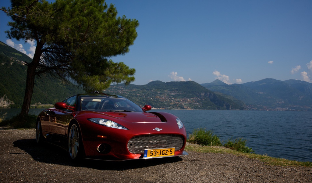 Красивый автомобиль у воды