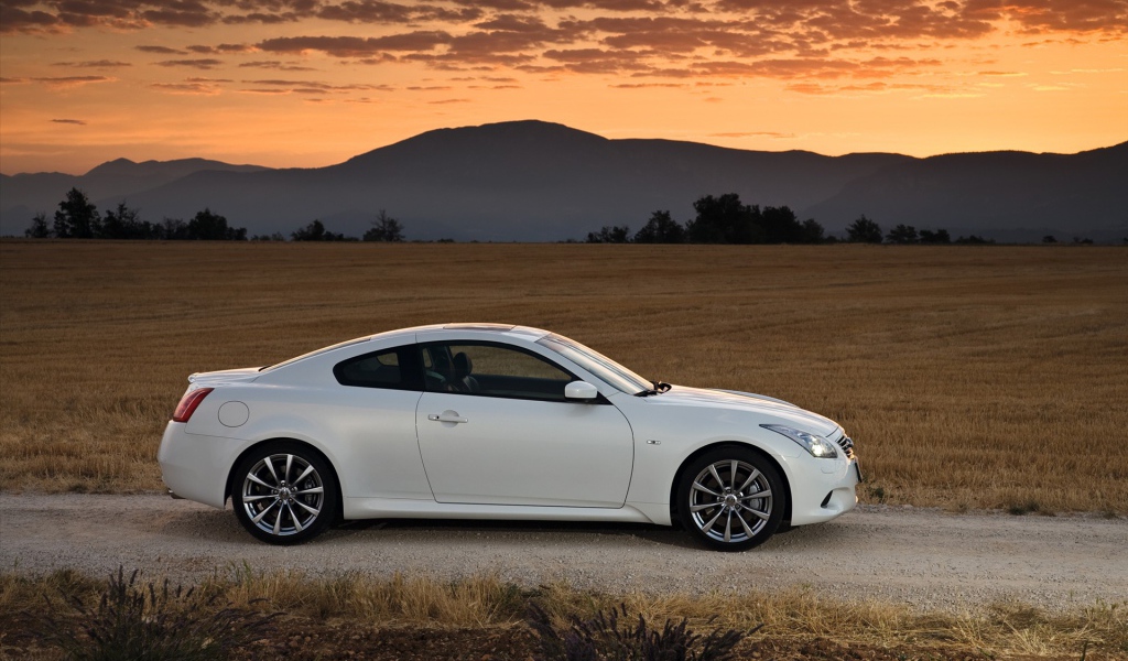 Белая автомашина