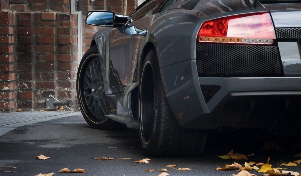 Припаркованный спорткар